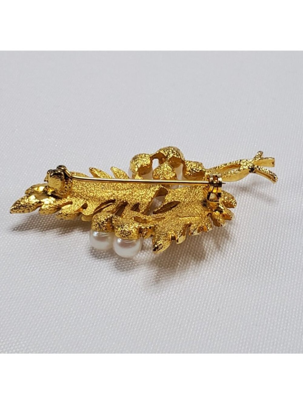 Vintage Dubarry Fifth Ave Brooch Gold Tone Pin Faux Pearl Leaf Signed DBA - Picture 6 of 7